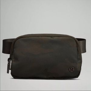 Lululemon Everywhere Belt Bag 1L (Heritage Camo Jacquard Dark Olive Green)
